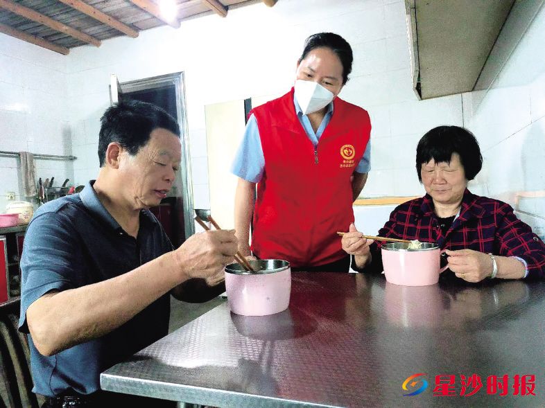 　　青山铺镇敬老院打破“围墙限制”，老人或其子女可通过手机，像点外卖一样预约上门养老服务。　　杨源 摄