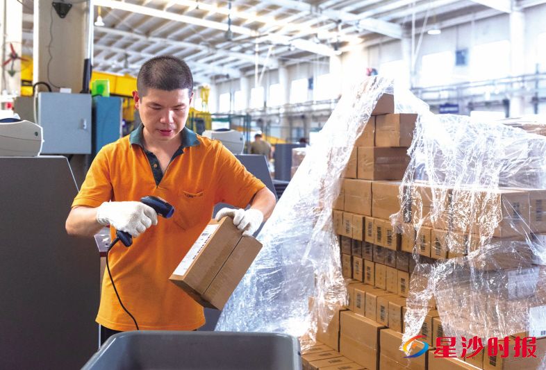 　　在中国邮政长沙国际邮件互换局，工作人员正在查验要发出的包裹。对于未被查验指令命中、无需人工查验的包裹，几秒钟就能迅速通过。　　刘思源 摄