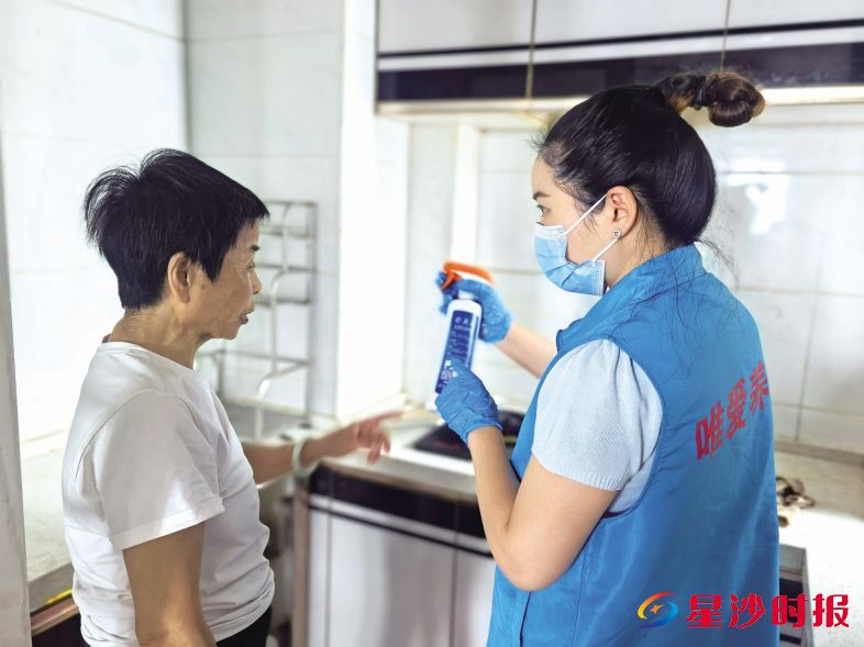 　　社工上门为老人提供家庭清洁服务。　　唯爱养老供图
