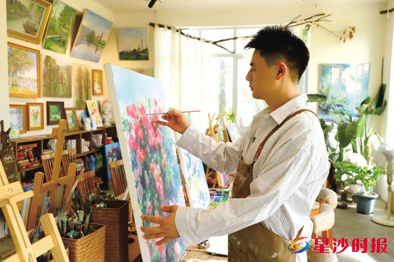 　　图为马林正对自己的作品进行细节勾勒。阮霖浩 摄