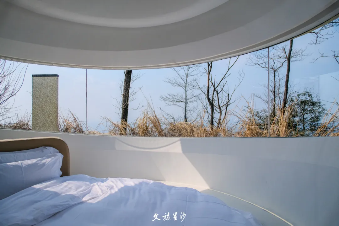 星空旅人野奢酒店全幅天窗让游客轻松体验躺在床上追星星的浪漫。