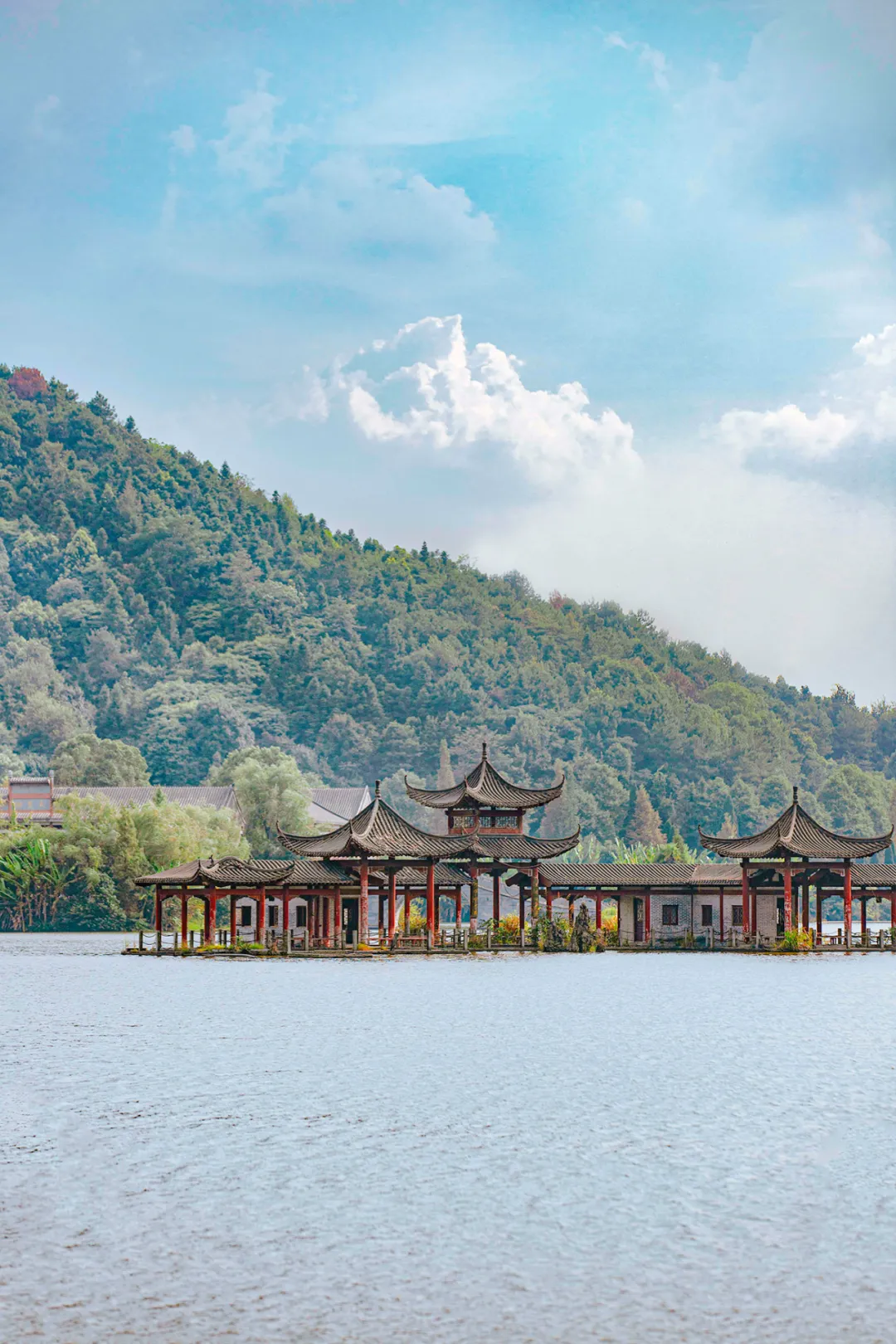 印山村将天玺湖自然风光、熊瑾玎红色清廉文化、麻姑井省级非遗、汉牛亲子萌宠乐园串联成线，打造出“村落景区一体化”旅游线路。