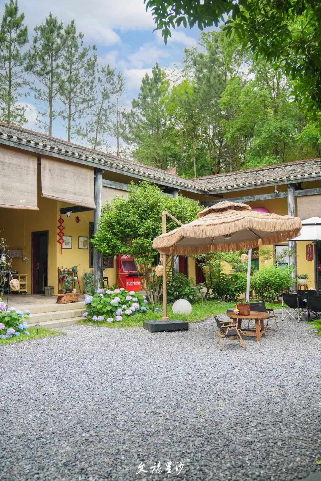 北山镇葱茏的绿意深处，由传统老房改造而来的“北山拾年小院”里静谧美好。