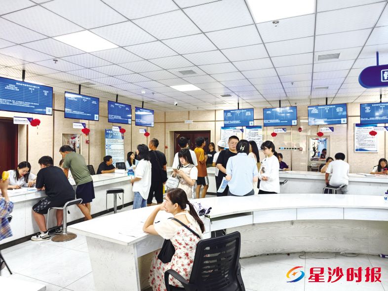 在“量身定制”的专场招聘会上,高校毕业生和急需用人企业搭建起精准对接的“人才桥梁”。长沙县人社局供图