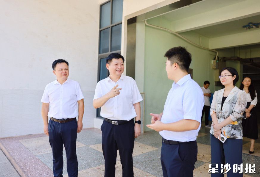 付旭明在长郡双语星沙学校东校区，调研合作办学等工作。均为曾诗怡 摄