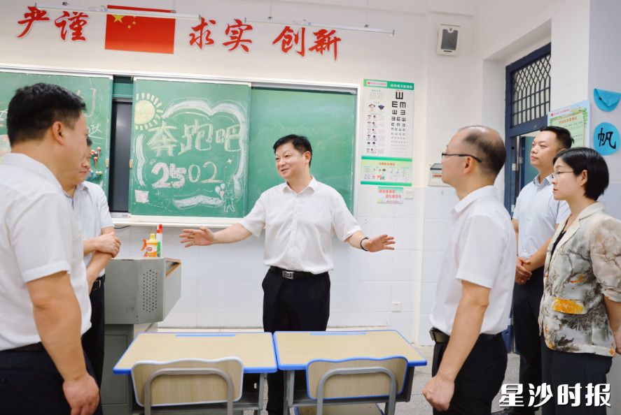 付旭明在长沙县一中长桥学校，调研高中学校托管等工作。