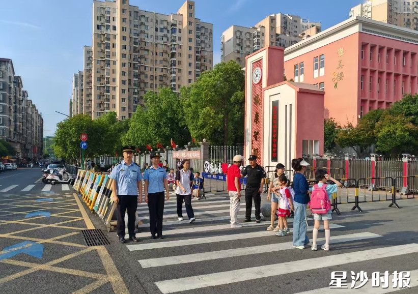 长沙县行政执法局各综合行政执法大队在上下学高峰时期安排专人驻点守护。长沙县行政执法局供图