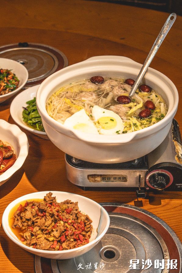 九熹家庭农场自拥绿色菜园与林下养殖区，食材新鲜放心。