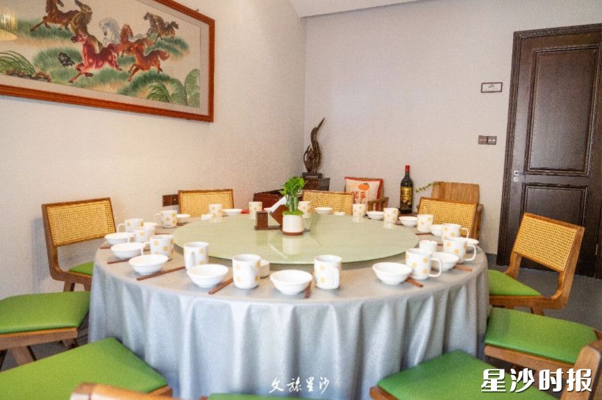 明月山·乡涧小院是一栋由 60年代的老房子改造而成的小院，用柴火烧饭，菜都是自己家里种的，3桌及以上团体客人，还可以提前沟通、定制个性化菜谱。