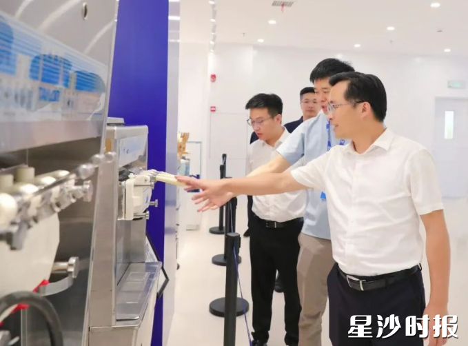 蒋红波在湖南波比艾斯企业管理有限公司调研。均为李杰 摄