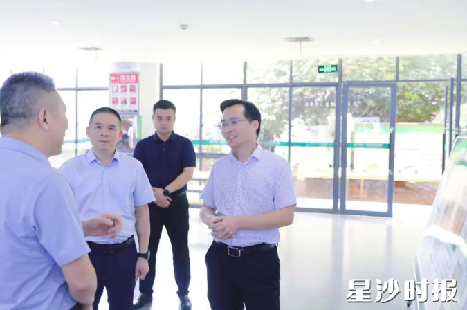 蒋红波抵中国邮政长沙邮区中心局现场调研蓝天保卫战、喷雾降尘等工作情况。均为李杰 摄