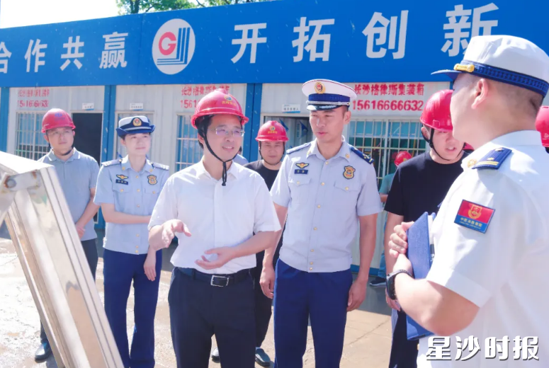 蒋红波在天华消防救援站建设项目现场督导安全生产工作。