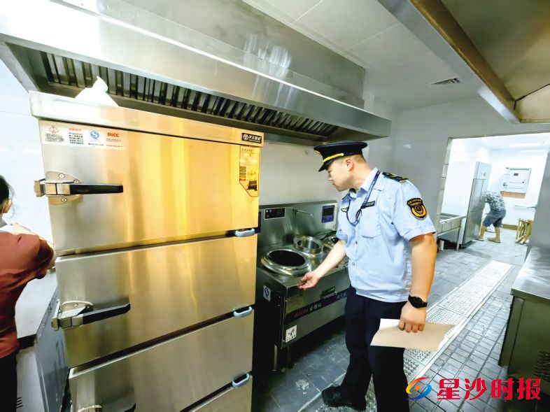 执法人员对入驻商户餐具清洗消毒、后厨环境卫生等进行逐一检查,确保消费者在商场“买得放心、吃得安心”。长沙县市场监管局供图
