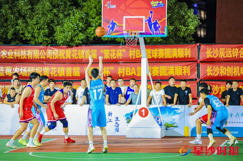 湖南都市职业学院体育场上欢呼声、呐喊声此起彼伏,黄花镇首届“繁花杯”村BA篮球赛闭幕式在此举行。 湖南美在体育文化传播有限公司供图