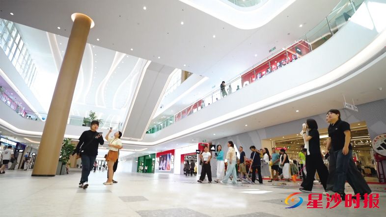 　　长沙杉杉奥特莱斯230余家门店全面开门迎客，消费者们走进商场，挑选自己心仪的商品。　　艾哲文 摄