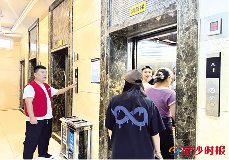 　　电梯大维保后，居民乘梯体验良好。曹京汝 摄