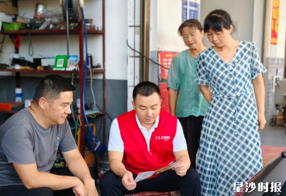 宣讲队上门宣传移风易俗丧事简办。均为路口镇供图 宣讲队上门宣传移风易俗丧事简办。均为路口镇供图