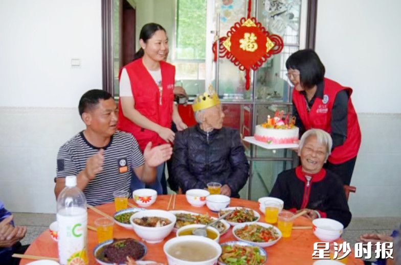 陈爱华老人与家人一起过百岁生日。 陈爱华老人与家人一起过百岁生日。