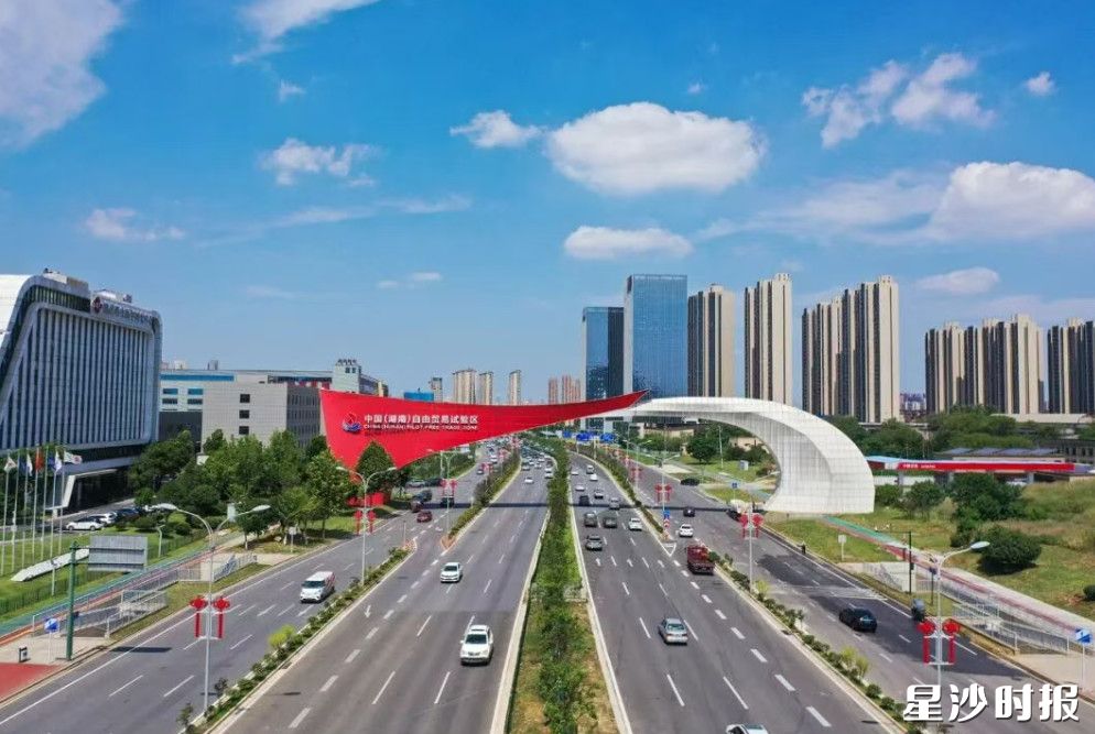 中国(湖南)自由贸易试验区拱门。舒展 摄 中国(湖南)自由贸易试验区拱门。舒展 摄