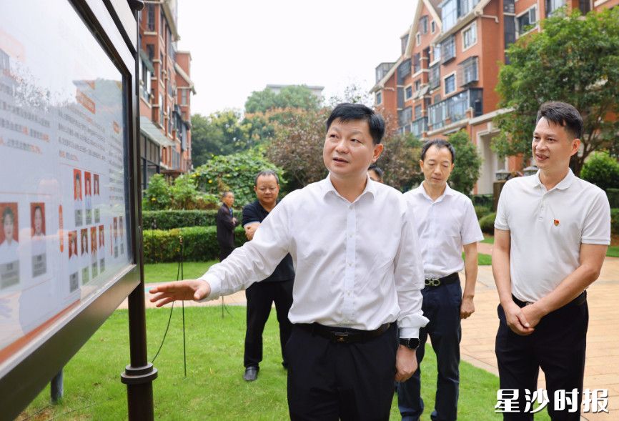 付旭明在橄榄城小区，调研小区基层治理工作。均为曾诗怡 摄