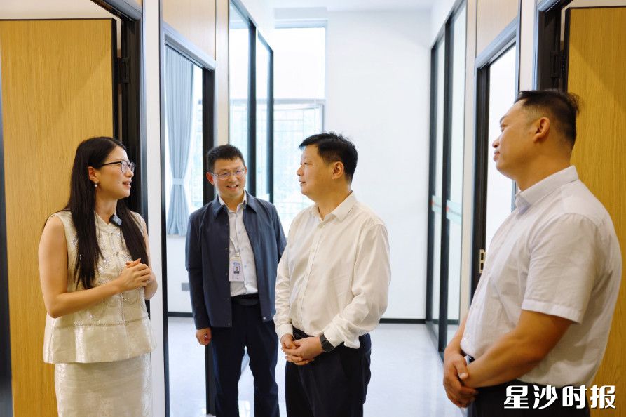 付旭明在大学生双创孵化基地，调研大学生创新创业及商会建设工作。