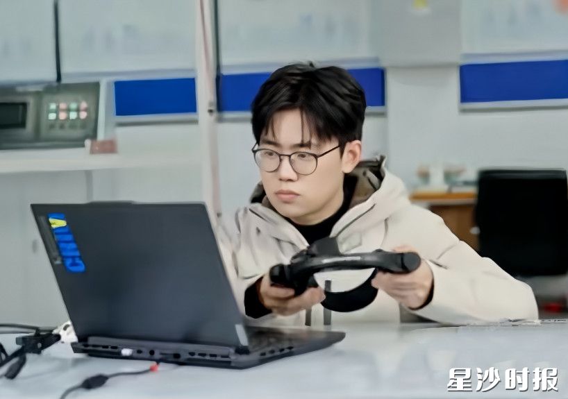 查子涵在测试自己公司的产品。