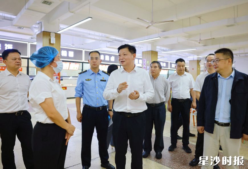 付旭明在湖南工程职业技术学院，督导食品安全“两个责任”落实情况。均为曾诗怡 摄