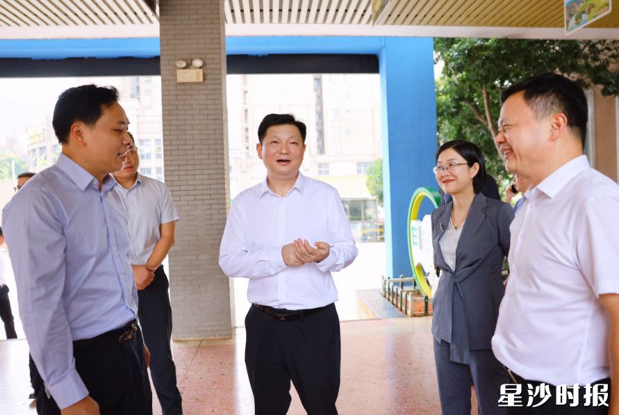 付旭明在泉塘第二小学，督导食品安全“两个责任”落实情况。