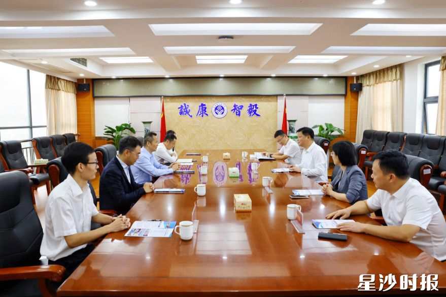 付旭明在长沙县实验中学，调研优质高中办学情况。