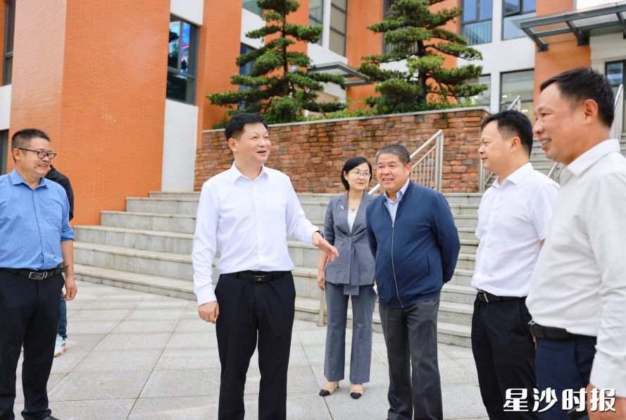 付旭明在长郡自贸临空高级中学，调研高中合作办学情况。