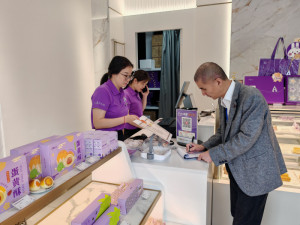 街道干部“扫楼” 送上服务“礼包”