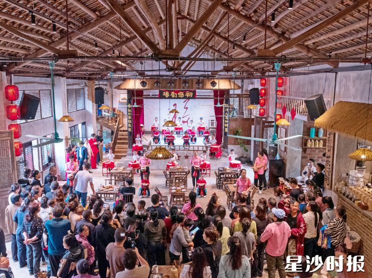 初恋茶馆内热闹非凡，精彩的节目表演吸引众多游客前来看戏品茗。刘思源 摄