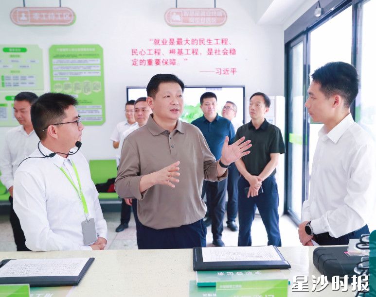 付旭明在零工驿站，调研创新创业带动就业相关工作。均为李杰 摄