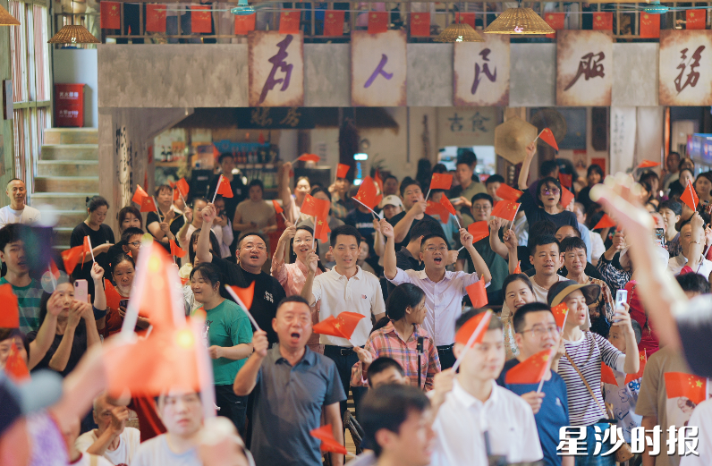 初恋茶馆内，市民游客们边品尝本地绿茶，边欣赏节目表演，欢声笑语回荡在青砖灰瓦间。章帝 摄