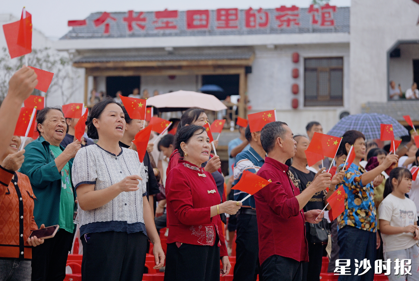 活动吸引众多市民游客现场参与。张庆 摄