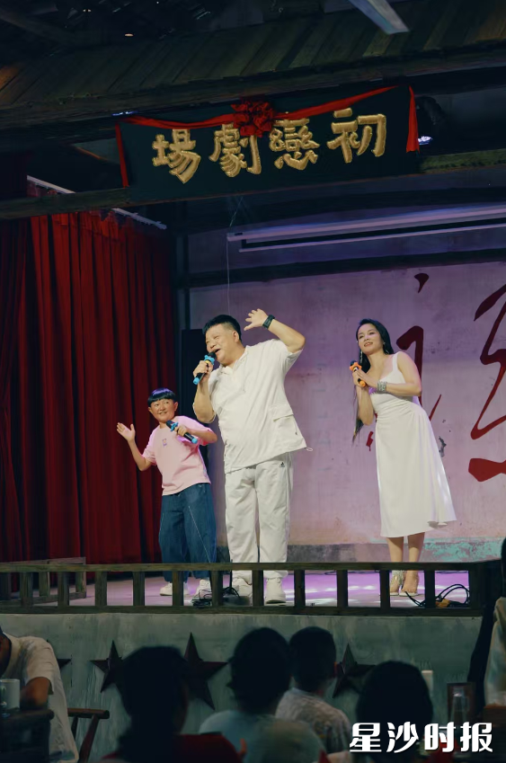 逗吧-幸福街团队带来脱口秀表演。章帝 摄
