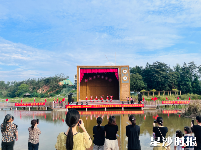 村民自编自演开慧手鼓《金花籽开红花》。开慧镇供图