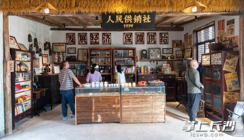 茶馆内陈列着村民捐赠的600余件老旧物件。除另有署名的外，均为周数邑 摄