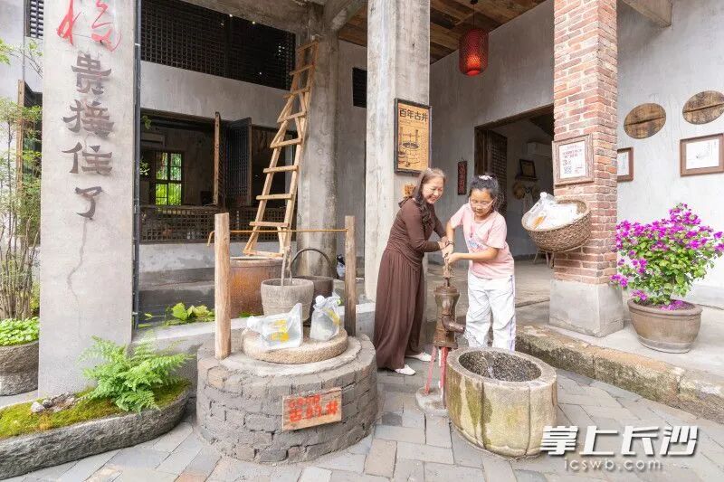 家人共同体验乡村传统的压力水阀。