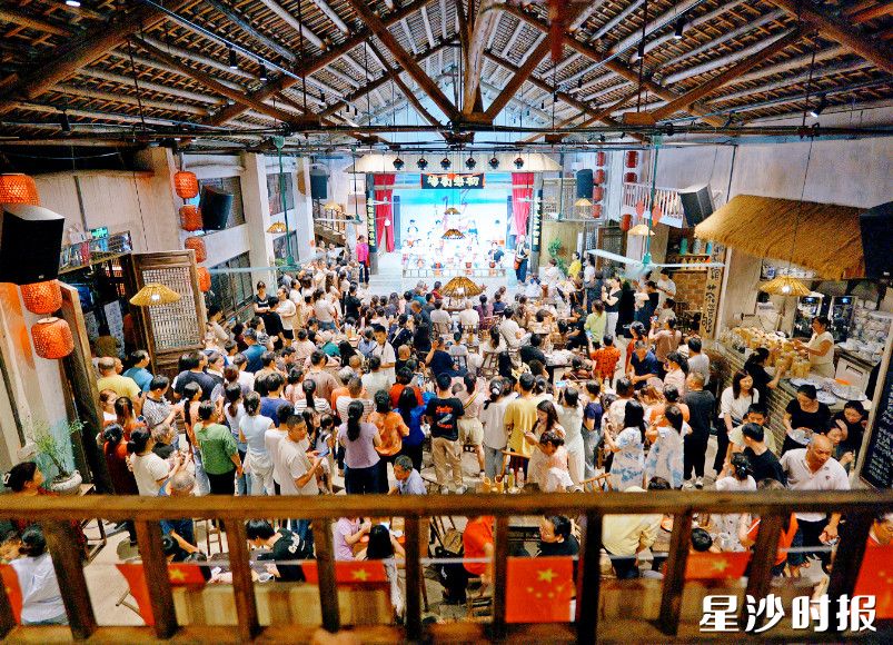 在开慧镇，初恋茶馆长假期间日均接待800余桌，成为假日爆火的文旅消费新地标。　　章帝 摄