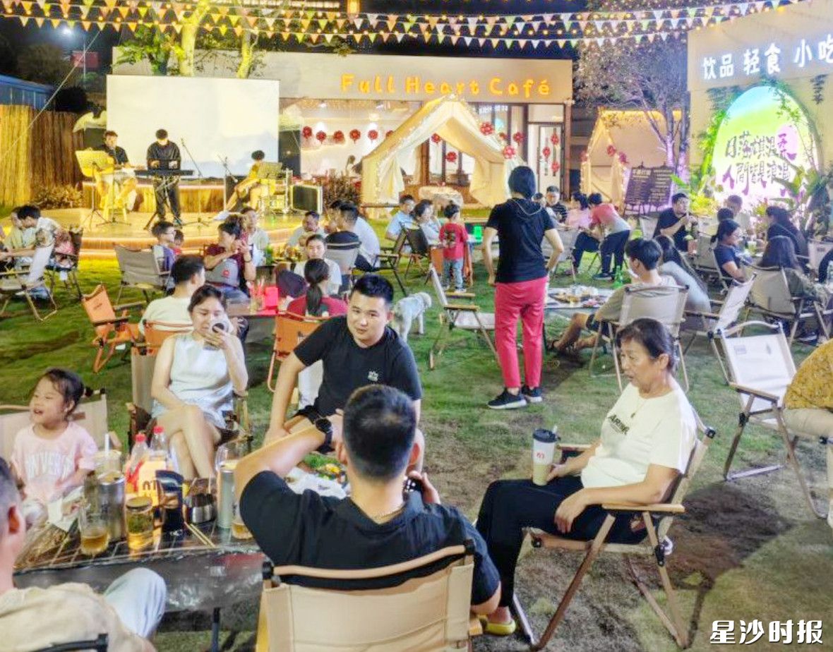 作为国庆文旅的“重头戏”，印山湖畔·金秋美食音乐汇焕新亮相，成为游客打卡的热门之选。江背镇供图