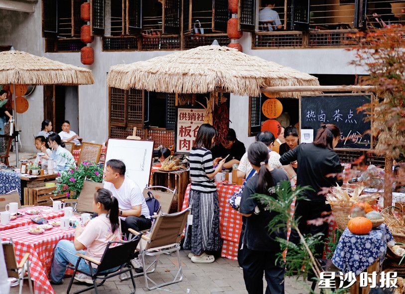 作为开慧镇“我在开慧有丘田”稻田文化艺术季的重要一环，初恋茶馆与镇内其他景点形成了良好的联动效应，吸引众多游客前来。
