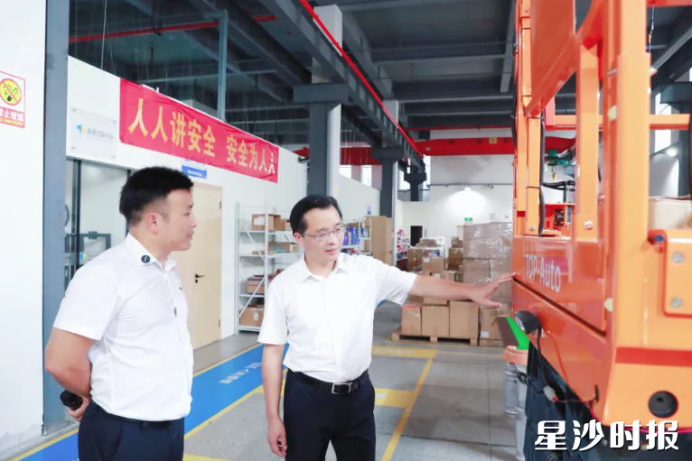 蒋红波在长沙拓欧科技有限公司调研物联网展厅。均为李杰 摄