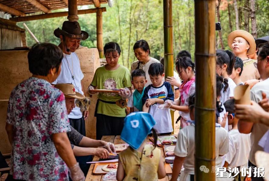 黄花镇犇奔岛亲子乐园作为区域内首个大型实景式儿童社会实践教育基地,打造5大主题区域、99 个寓教于乐项目,构建起完整的“儿童社会实践生态”。 黄花镇犇奔岛亲子乐园作为区域内首个大型实景式儿童社会实践教育基地,打造5大主题区域、99 个寓教于乐项目,构建起完整的“儿童社会实践生态”。