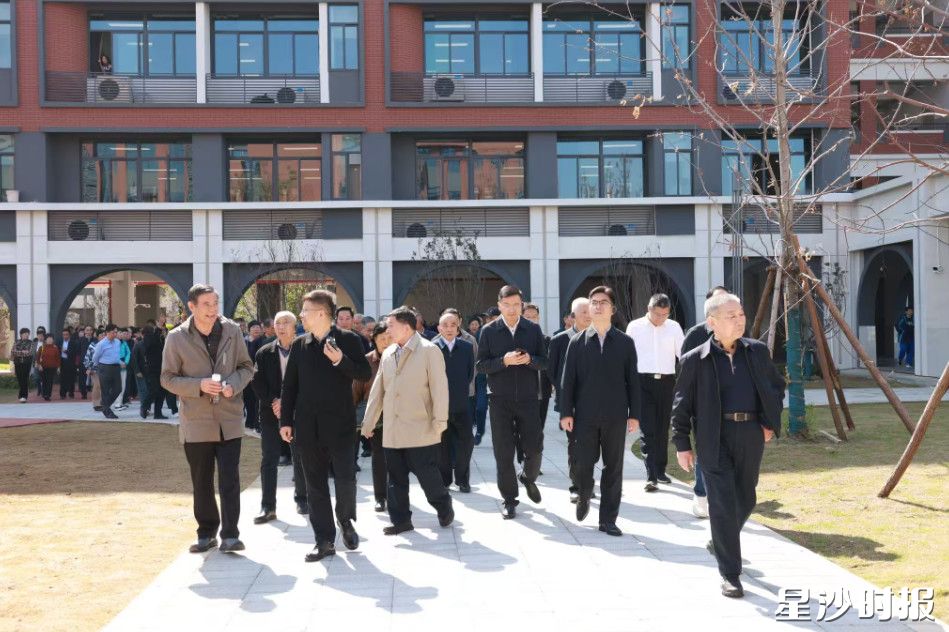 离退休老干部们实地感受县区经济社会发展新面貌、新成就。