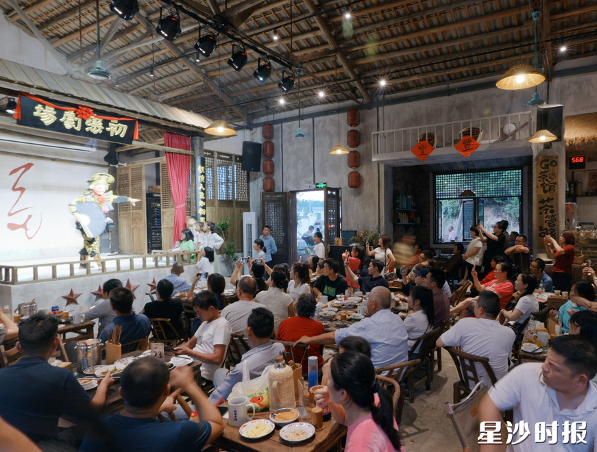 图为初恋茶馆内好戏连台。