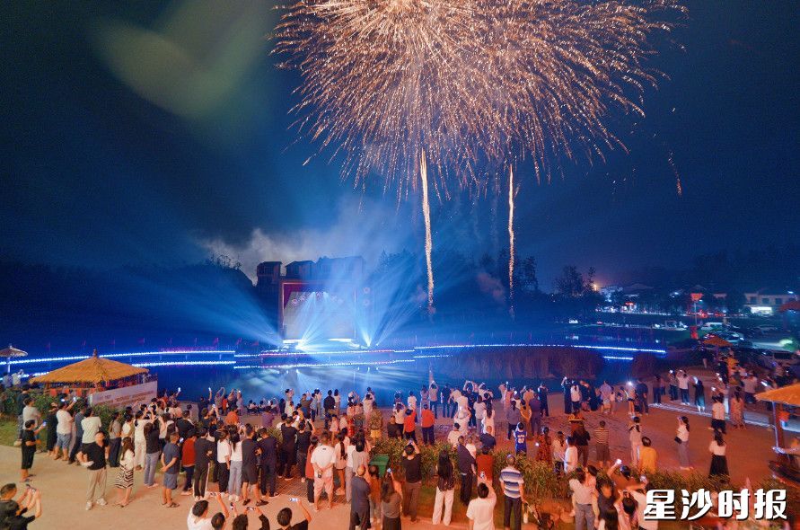 图为初恋茶馆的烟花演处闪耀夜空。