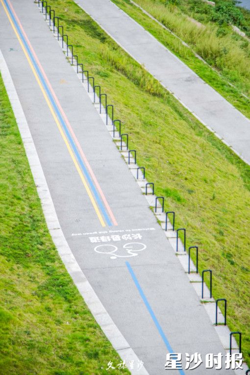 捞刀河沿岸藏着一条宝藏骑行路线，可以一边骑行，一边将长沙县秋色尽收眼底。