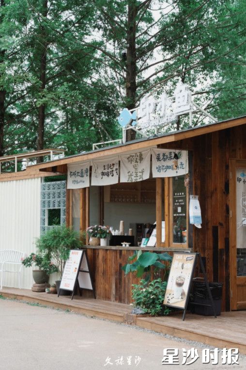印小鱼茶咖馆，坐拥180°环湖视野，是一家集茶、咖啡、餐食于一体的生活美学空间。