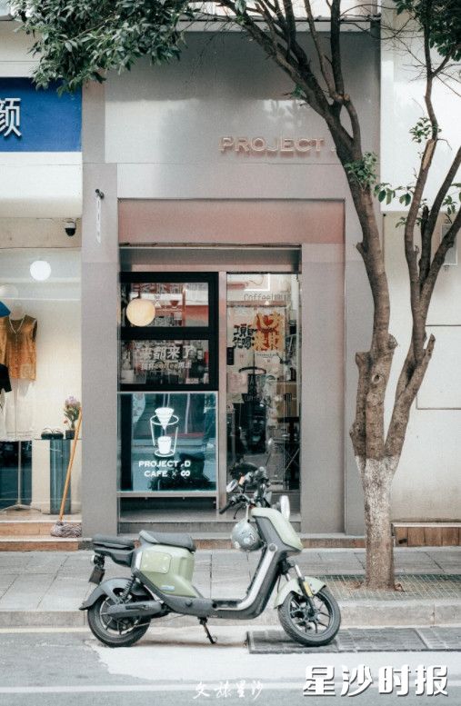 位于湘龙街道湘绣城的D计划咖啡，门店面积不大，但处处都很用心。